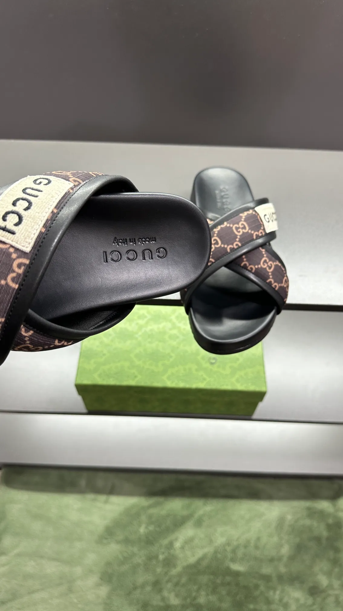 [G Family Couple Style] P: 300💰Female size 36~40 Men's size 39~45, (46. Custom-made Unisex GG slippers This slipper is made of GG polyester fiber and is decorated with a Gucci label on the front, adding a striking logo feel to the style. Beige GG recycled polyester fiber Unisex leather trim "Gucci Made in Italy" embroidered label Rubber sole Flat Made in Italy